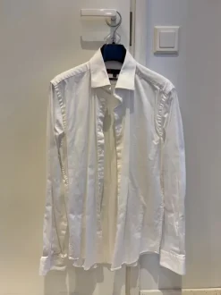 Puvun takki ja valkoinen kauluspaita