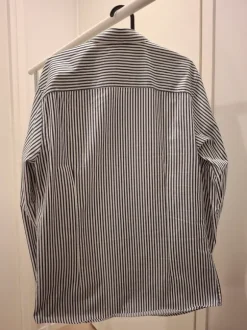 Raidallinen kauluspaita