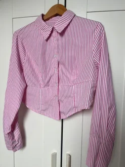 Różowa koszula taliowana