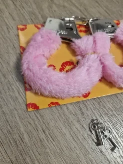 Różowe kajdanki z futerkiem z dwoma kluczykami