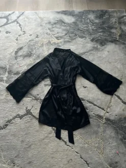 Satiininen aamutakki