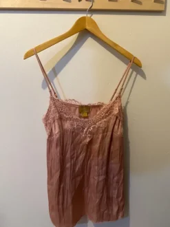 Satiinitoppi pitsillä