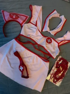 Seksikäs asu, väri pinkki-punainen. Uusi, käyttämätön.