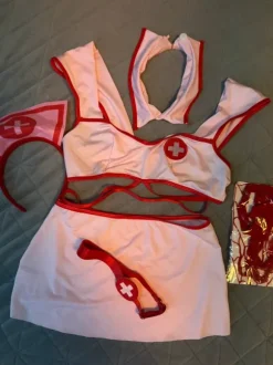 Seksikäs asu, väri pinkki-punainen. Uusi, käyttämätön.