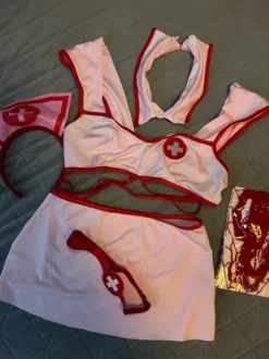 Seksikäs asu, väri pinkki-punainen. Uusi, käyttämätön.