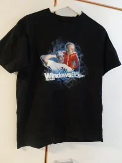 Siisti käytetty t-paita, kuvat molemmilla puolin.