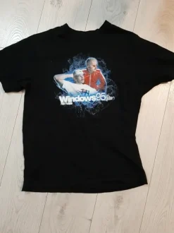 Siisti käytetty t-paita, kuvat molemmilla puolin.