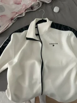 Siksilkin valko/musta verkkatakki.