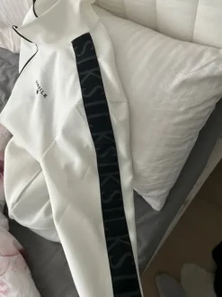 Siksilkin valko/musta verkkatakki.