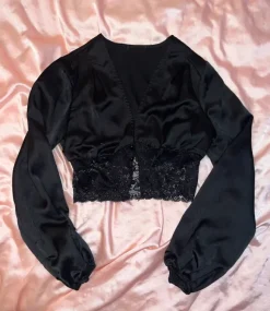 Silkkinen pitsipaita