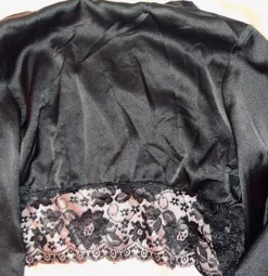 Silkkinen pitsipaita