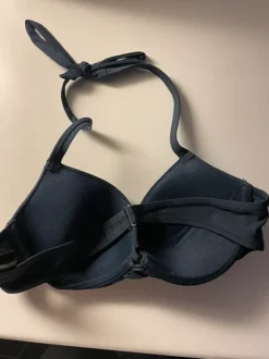 Sininen bikinien yläosa