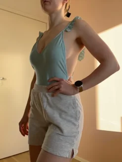 Sininen uimapuku röyhelöolkaimilla