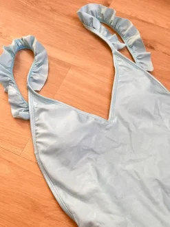 Sininen uimapuku röyhelöolkaimilla