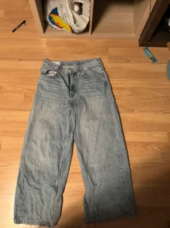 Siniset baggyjeansit