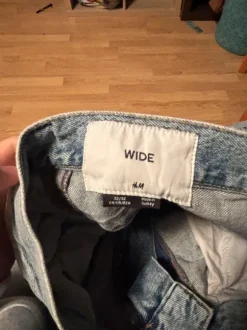 Siniset baggyjeansit