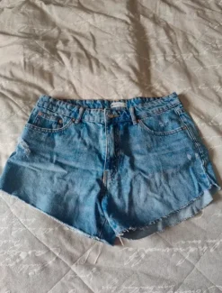 Siniset farkkushortsit