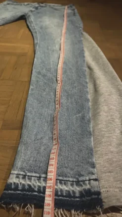 Siniset flared farkut