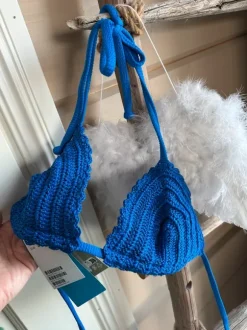 Siniset virkatut bikinit