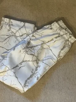 Sisters & Seekers collegehousut