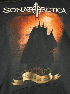 Sonata Arctica -huppari selkäpainatuksella