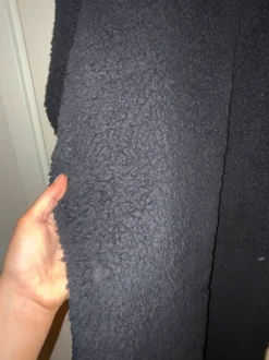 Sort fluffy heldragt