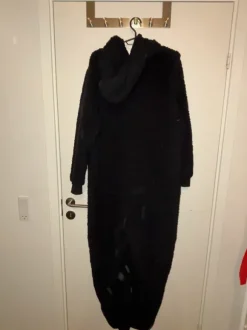 Sort fluffy heldragt