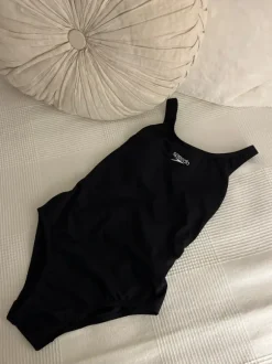 Speedo Endurance+ Power W-uimapuku. Pehmustetut/irrotettavat kupit. Takana läpinäkyvä kaistale.