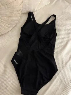 Speedo Endurance+ Power W-uimapuku. Pehmustetut/irrotettavat kupit. Takana läpinäkyvä kaistale.