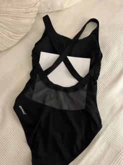 Speedo Endurance+ Power W-uimapuku. Pehmustetut/irrotettavat kupit. Takana läpinäkyvä kaistale.