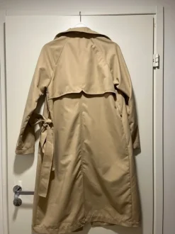 Stradivariuksen trenssi takki