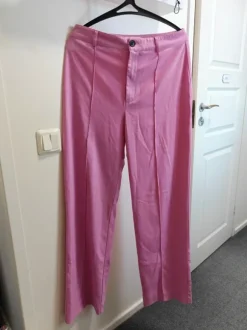 Suorat pinkit housut