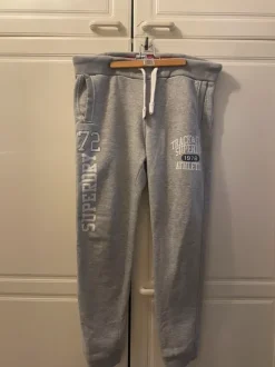 Superdryn miesten collegehousut