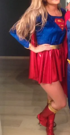 Supernainen naamiaisasu