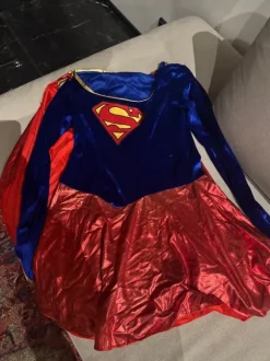 Supernainen naamiaisasu