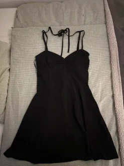 Svart mini-klänning