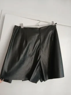 Tekonahka skort