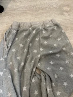 Tähtikuvioiset yöhousut