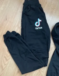 TIk tok tracksuit# uusi tracksuit 170cm (miesten XS, katso mitat)