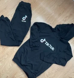 TIk tok tracksuit# uusi tracksuit 170cm (miesten XS, katso mitat)
