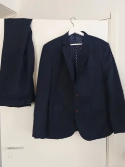 Tom Tailor tummansininen puku