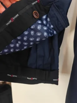 Tom Tailor tummansininen puku