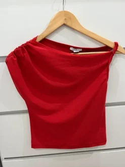 Top z odkrytym ramionem