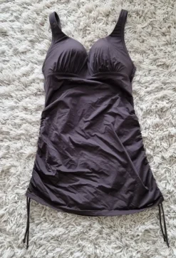 Triumph uimapuku jossa helma