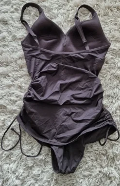 Triumph uimapuku jossa helma