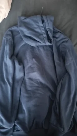 Tumman sininen huppari