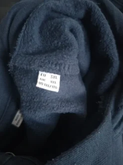 Tumman sininen huppari