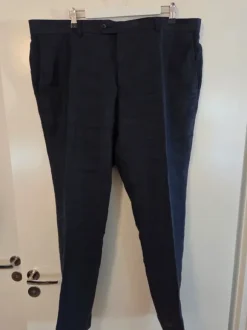 Tumman sininen pellavapuku