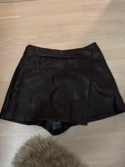 Tummanruskea tekonahka skort