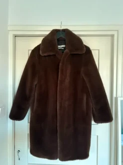 Tummanruskea tekoturkki